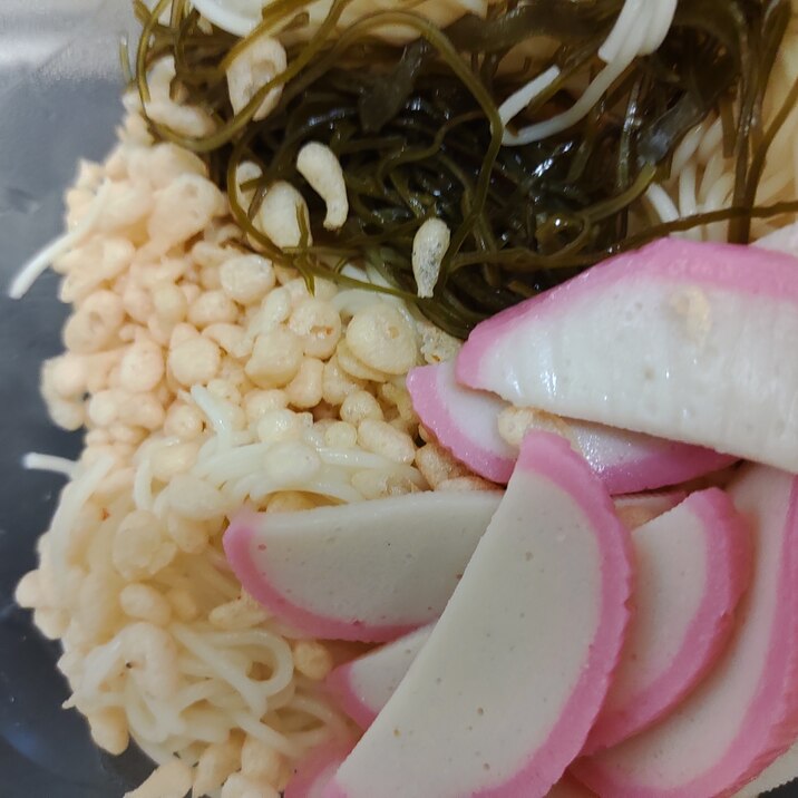 かまぼこと天かすと刻み昆布のぶっかけそうめん